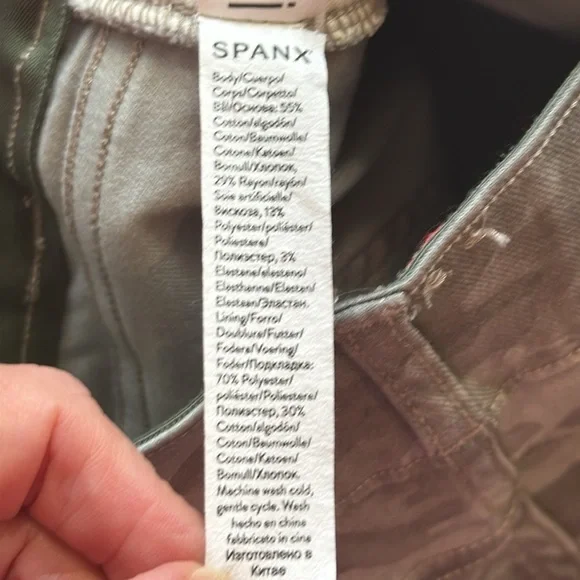 SPANX Gray Camo Twill Stretch Shorts Urban Camouflage size Medium - Picture 6 of 6